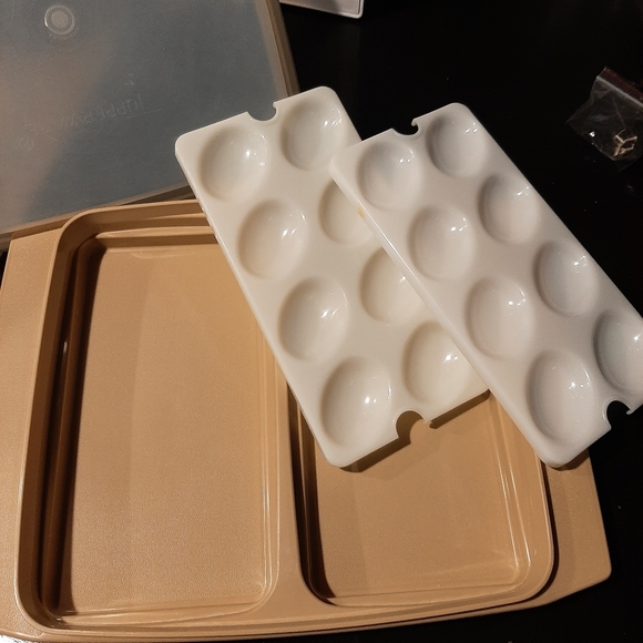 Tupperware vintage egg holder (16 count) - Picture 2 of 4